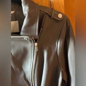 Sonia & Kyo very soft lambskin
leather moto jacket. worn only a few times. L